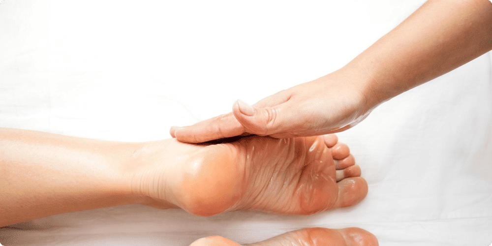 Les meilleures huiles essentielles pour les massages des pieds